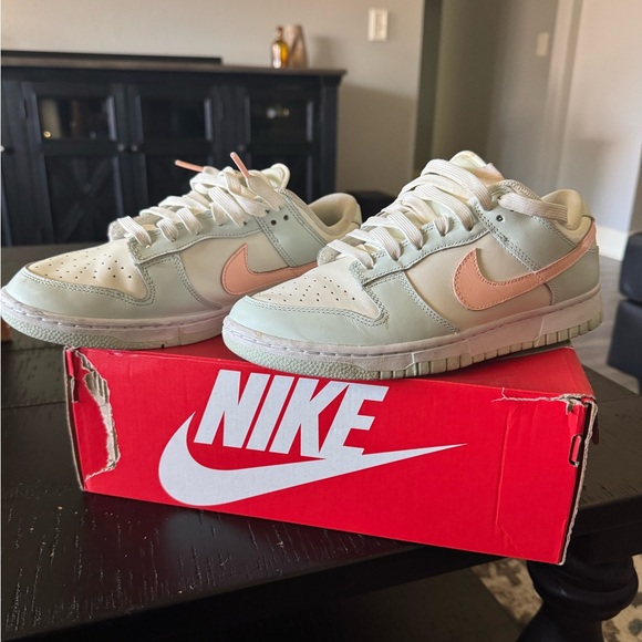Women’s Nike Dunk Low - Picture 1 of 3